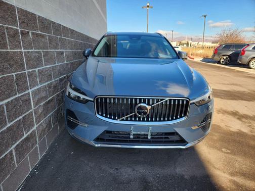 2023 Volvo XC60 B5 Plus Bright Theme