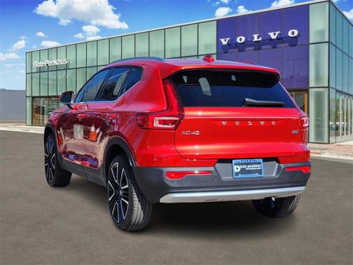 2025 Volvo XC40 B5 Ultra Bright Theme