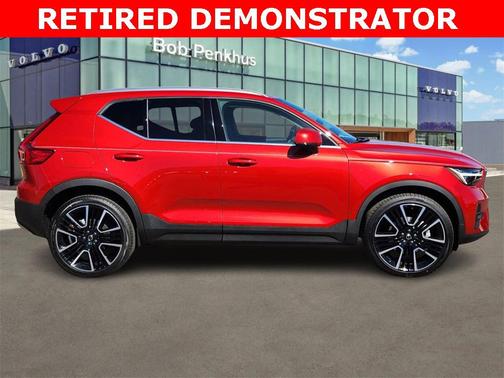 2025 Volvo XC40 B5 Ultra Bright Theme