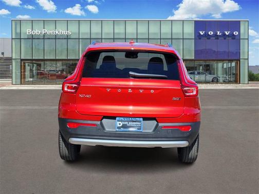2025 Volvo XC40 B5 Ultra Bright Theme
