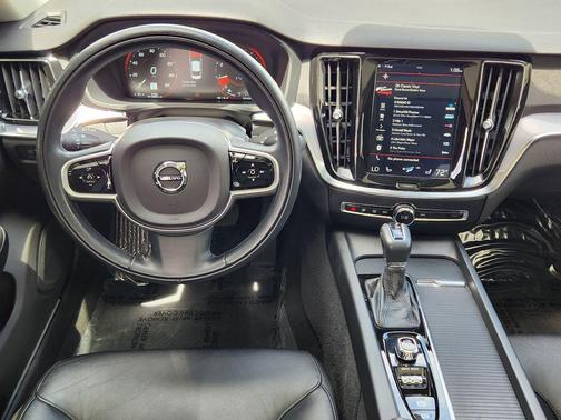 Crystal White Pearl 2020 Volvo S60 T6 Momentum