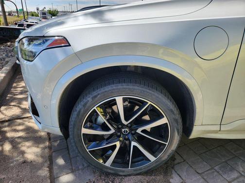 Crystal White 2023 Volvo XC90 Recharge Plug-In Hybrid T8 Plus Dark Theme 7-Seater