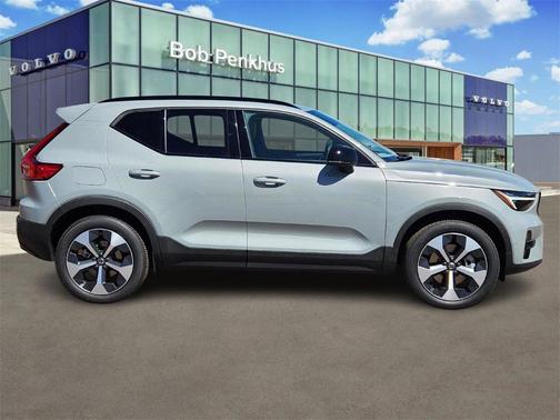 2025 Volvo XC40 B5 Plus Dark Theme