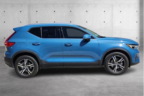 2023 Volvo XC40 B5 Plus Bright Theme