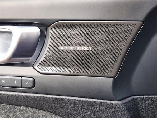 2026 Volvo XC40 Ultra, B5 AWD Gas (mild hybrid), Dark