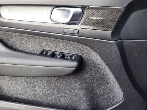 2026 Volvo XC40 Ultra, B5 AWD Gas (mild hybrid), Dark