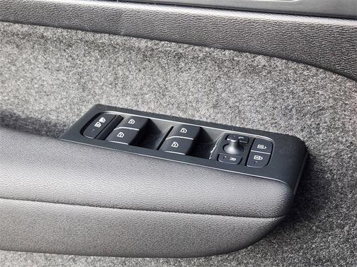 2026 Volvo XC40 Ultra, B5 AWD Gas (mild hybrid), Dark