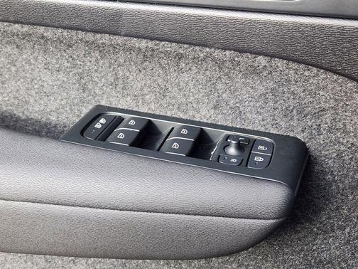 2026 Volvo XC40 Ultra, B5 AWD Gas (mild hybrid), Dark