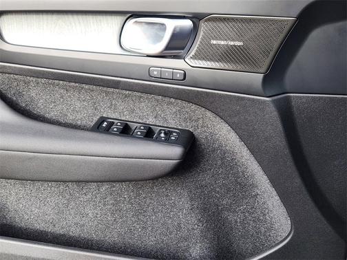 2026 Volvo XC40 Ultra, B5 AWD Gas (mild hybrid), Dark