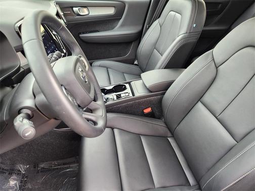 2026 Volvo XC40 Ultra, B5 AWD Gas (mild hybrid), Dark