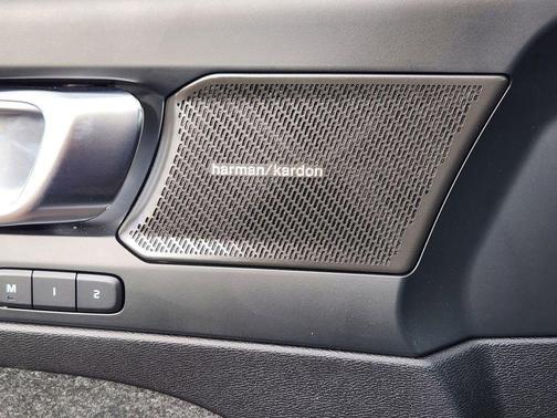 2026 Volvo XC40 Ultra, B5 AWD Gas (mild hybrid), Dark