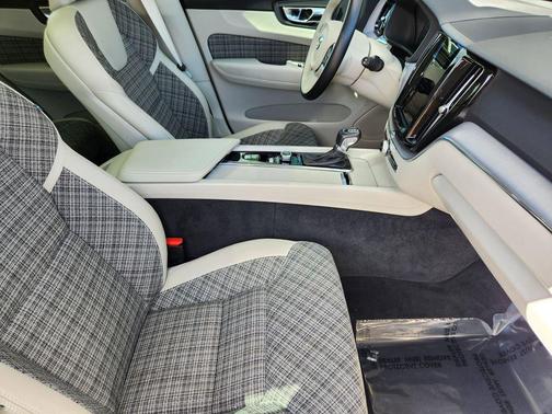 Gray Metallic 2021 Volvo XC60 T5 Momentum