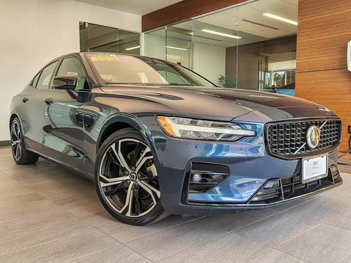2024 Volvo S60 B5 Ultimate Dark Theme
