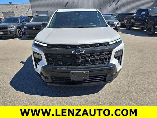 Iridescent Pearl Tricoat 2025 Chevrolet Traverse RS