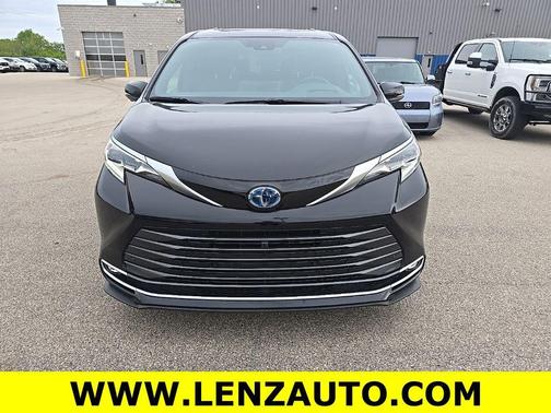 Midnight Black Metallic 2025 Toyota Sienna Platinum