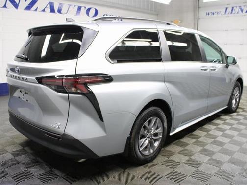 2024 Toyota Sienna LE