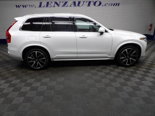 2022 Volvo XC90 T6 Momentum