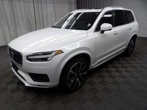 2022 Volvo XC90 T6 Momentum