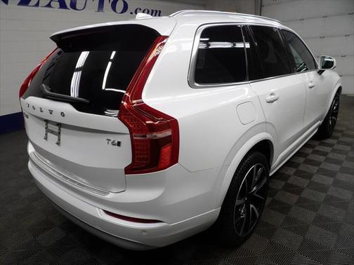 2022 Volvo XC90 T6 Momentum