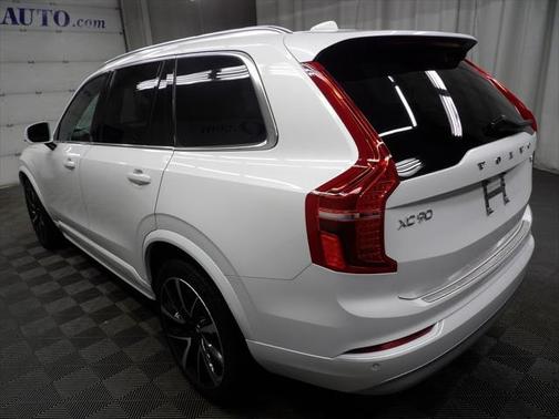 2022 Volvo XC90 T6 Momentum