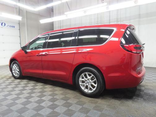 Red Hot Pearlcoat 2025 Chrysler Pacifica L