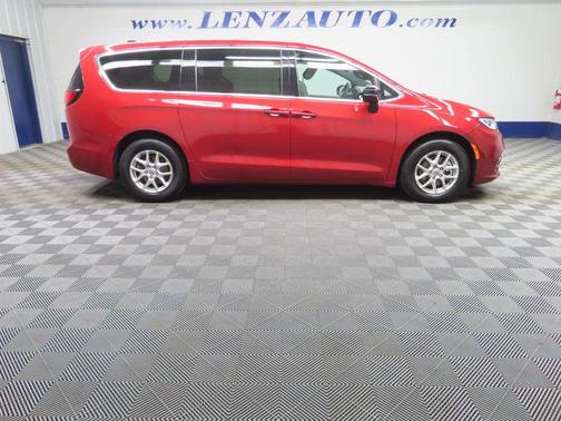 Red Hot Pearlcoat 2025 Chrysler Pacifica L