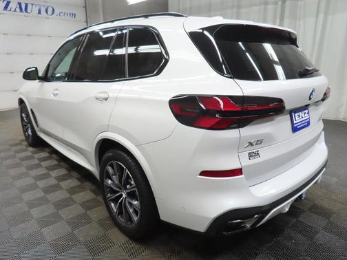 Mineral White Metallic 2025 BMW X5 xDrive40i