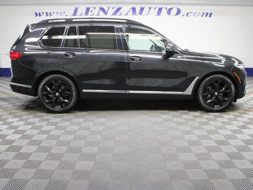 Black Sapphire Metallic 2022 BMW X7 xDrive40i