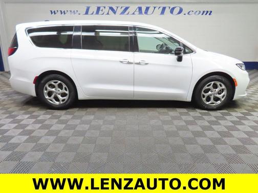 Bright White Clearcoat 2024 Chrysler Pacifica Limited