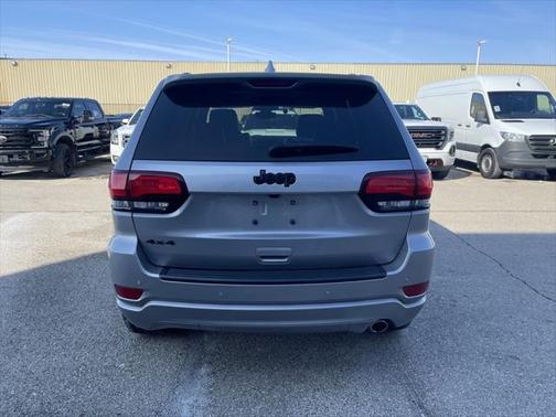 Photo 4 of 33 of 2019 Jeep Grand Cherokee Altitude