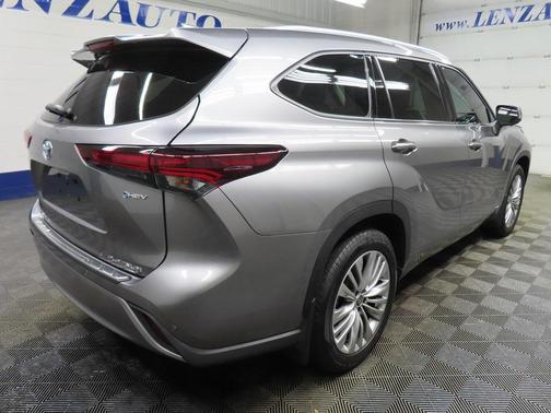 2025 Toyota Highlander Hybrid Platinum