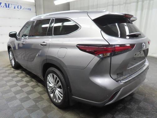 2025 Toyota Highlander Hybrid Platinum