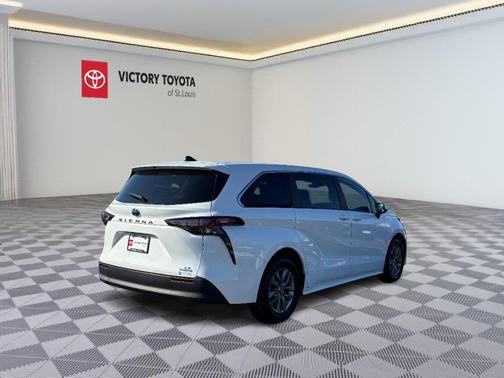 2024 Toyota Sienna LE