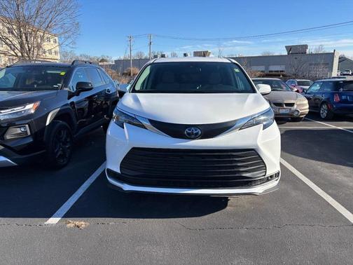 2024 Toyota Sienna LE