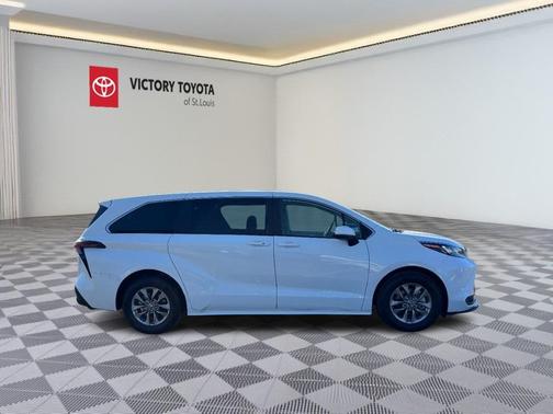 2024 Toyota Sienna LE