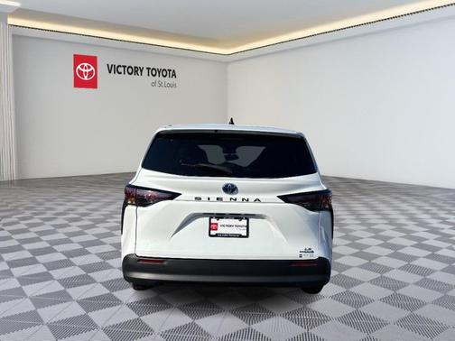 2024 Toyota Sienna LE