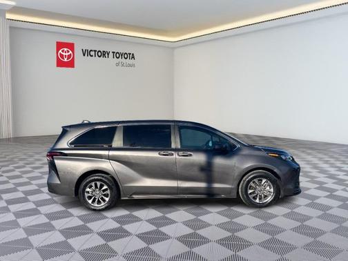 2024 Toyota Sienna LE