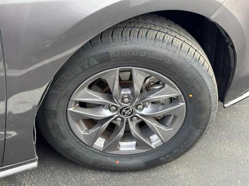 2024 Toyota Sienna LE