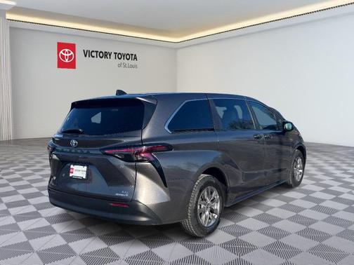 2024 Toyota Sienna LE