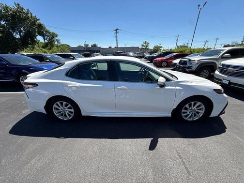 Ice Cap 2023 Toyota Camry SE