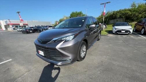 2021 Toyota Sienna XLE 8 Passenger