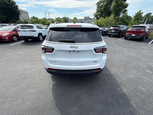 Bright White Clearcoat 2024 Jeep Compass Latitude