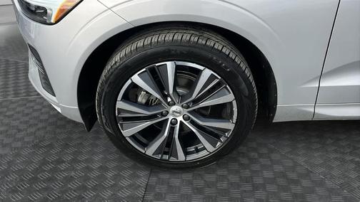 2022 Volvo XC60 B5 Momentum