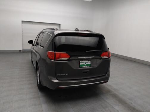Granite Crystal Metallic Clearcoat 2017 Chrysler Pacifica Touring-L