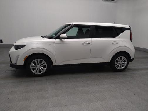 Snow White Pearl 2023 Kia Soul LX