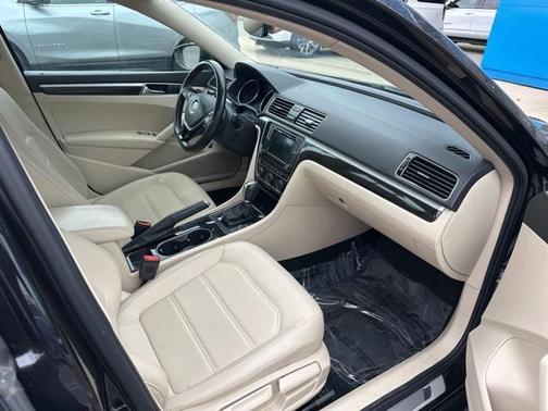 2019 Volkswagen Passat 2.0T R-Line