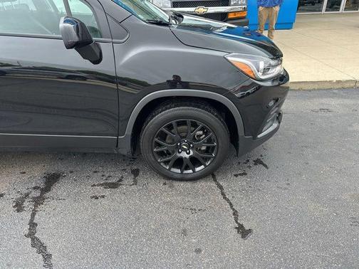 Mosaic Black Metallic 2022 Chevrolet Trax LT