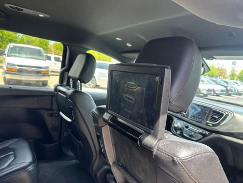 Brilliant Black Crystal Pearlcoat 2018 Chrysler Pacifica Touring-L Plus