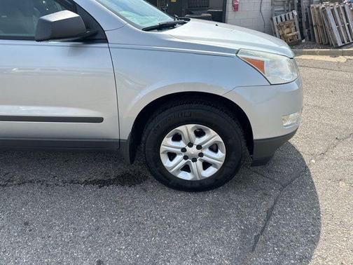 Silver Ice Metallic 2011 Chevrolet Traverse LS
