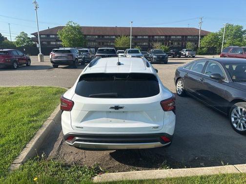 Summit White 2024 Chevrolet Trax LT